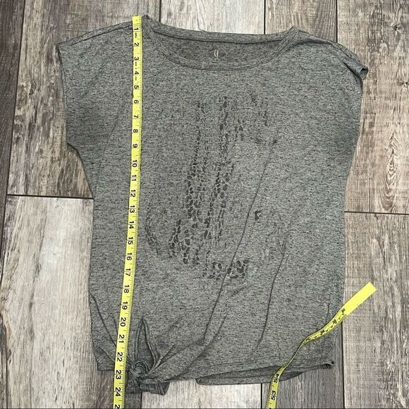 Juicy Couture Gray Short Sleeved Shirt With Metallic Leopard Design Size Medium - Picture 10 of 11